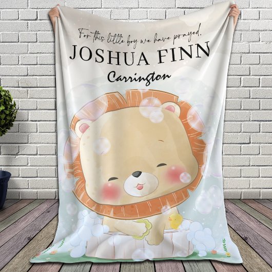 この小さな男の子のために |女の子がライオンカブ祈を持っている フリースブランケット