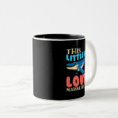 この小さな男の子はマリン爬虫類モサウルスDを愛している ツートーンマグカップ (正面右)