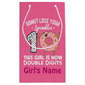 この少女は今や2桁の10番目の誕生日ドーナツ スモールペーパーバッグ (裏面)