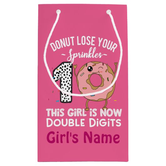 この少女は今や2桁の10番目の誕生日ドーナツ スモールペーパーバッグ (裏面)