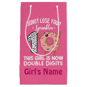 この少女は今や2桁の10番目の誕生日ドーナツ スモールペーパーバッグ (正面)