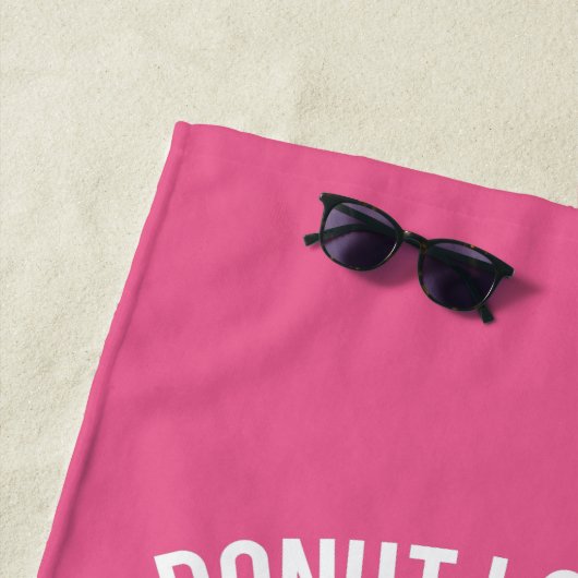 この少女は今や2桁の10番目の誕生日ドーナツ ビーチタオル (インサイチュ)