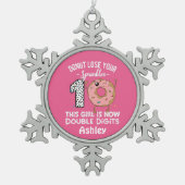この少女は今や2桁の10誕生日 スノーフレークピューターオーナメント (正面)