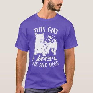この少女は犬と猫の贈り物が大好き Tシャツ