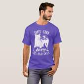 この少女は犬と猫の贈り物が大好き Tシャツ (正面フル)
