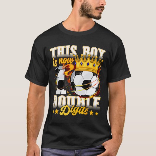 この少年は今10歳 ダブルデジッツ サッカー 10歳の誕生日 Tシャツ (正面)