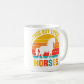この少年は馬が大好き お子様のための可愛い馬のデザイン コーヒーマグカップ (正面右)