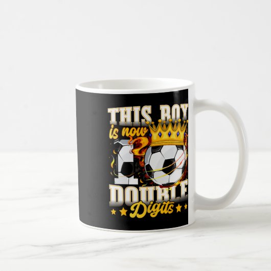 この少年は10歳になりました 二桁 サッカー 10歳の誕生日  コーヒーマグカップ (右)