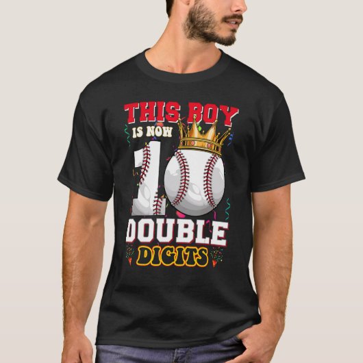 この少年は10歳になりました 二桁 野球 誕生日 Tシャツ (正面)
