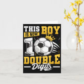 この少年ダブルデジットサッカー10歳の男の子の誕生日 カード (黄色い花)