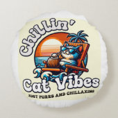 この居心地の良い猫枕で宇宙をアップグレード ラウンドクッション (裏面)