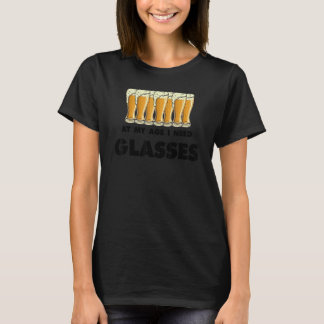 この年齢でのビールの飲み込みユーモア私は眼鏡のギャグが必要 Tシャツ