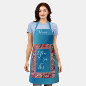 この得ピンクの春が咲く感動的 エプロン (着用した状態)