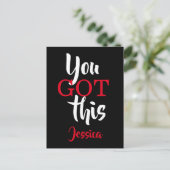 この得引用文やる気を起こさせるタイポグラフィブラック ポストカード (スタンド正面)