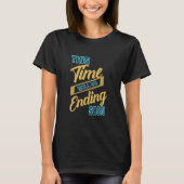 この時期はもうすぐ終わる モチベーションの引用 Tシャツ (正面)
