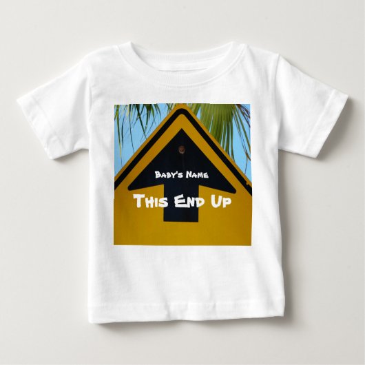 この最後の上矢印が最初おもしろいにかわいい ベビーTシャツ (正面)