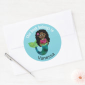 この本はアフリカ系アメリカ人マーメイドの女の子のものだ ラウンドシール (封筒)