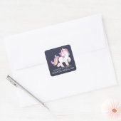 この本はピンク色の可愛いユニコーンに属している スクエアシール (封筒)