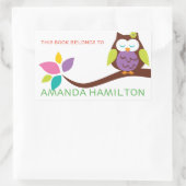 この本は枝の上のピンクのかわいいフクロウに属している 長方形シール (バッグ)