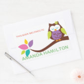 この本は枝の上のピンクのかわいいフクロウに属している 長方形シール (封筒)