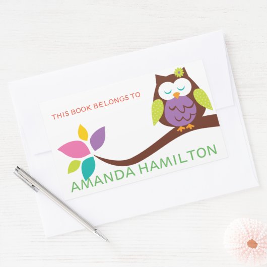 この本は枝の上のピンクのかわいいフクロウに属している 長方形シール (封筒)