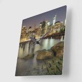 この棒はブルックリン公園にある スクエア壁時計 (傾斜)