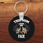 この母は彼女のパックキーチェーンが大好き キーホルダー (正面)