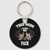この母は彼女のパックキーチェーンが大好き キーホルダー (裏面)