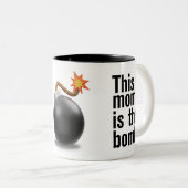 この母は爆弾魔の母おもしろいの日の贈り物 ツートーンマグカップ (正面右)