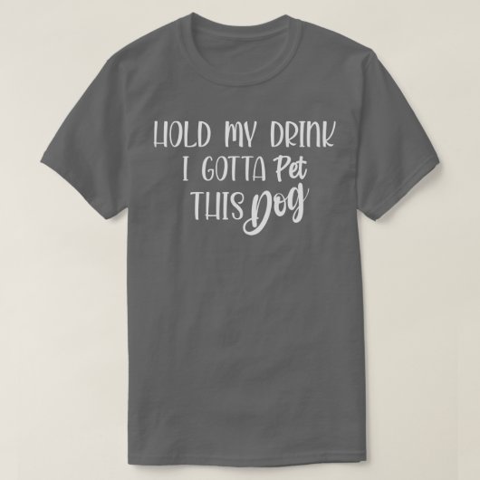 この犬のシャツの犬を飼わなきゃ飲み物を持っ最高のてくれ Tシャツ (デザイン正面)