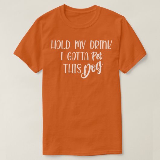 この犬のシャツの犬を飼わなきゃ飲み物を持っ最高のてくれ Tシャツ (デザイン正面)