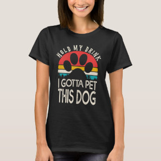 この犬のシャツを飲み物を持って Tシャツ
