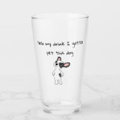 この犬のビアグラスをペットにしなきゃカップを持って タンブラーグラス (正面)