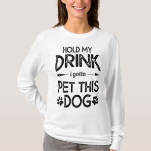 この犬の子犬Lを愛撫する必要がある私の飲みおもしろい物を保持 Tシャツ