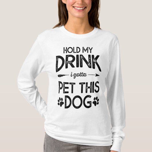 この犬の子犬Lを愛撫する必要がある私の飲みおもしろい物を保持 Tシャツ (正面)