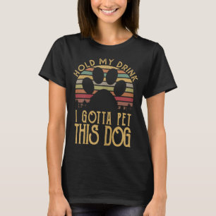 この犬の子犬Lを愛撫する必要がある私の飲みおもしろい物を保持 Tシャツ