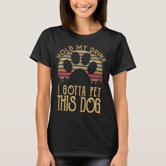 この犬の子犬Lを愛撫する必要がある私の飲みおもしろい物を保持 Tシャツ (正面)
