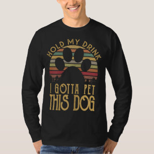 この犬の子犬Lを愛撫する必要がある私の飲みおもしろい物を保持 Tシャツ