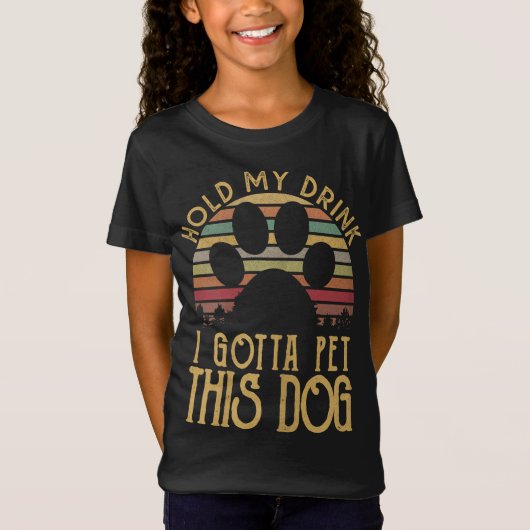この犬の子犬Lを愛撫する必要がある私の飲みおもしろい物を保持 Tシャツ (正面)