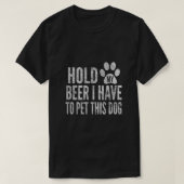 この犬はビールを持って飼わなければならな動揺してい Tシャツ (デザイン正面)