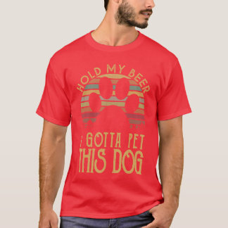 この犬を撫でなきゃ　ビールを預かって Funny 飲み物 ギフト Tシャツ