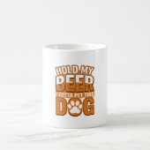 この犬を撫でなきゃ ビール待っててね 面白い犬好き用 コーヒーマグカップ (中央)