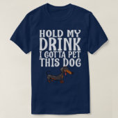 この犬を飼うために飲み物を持って Tシャツ (デザイン正面)