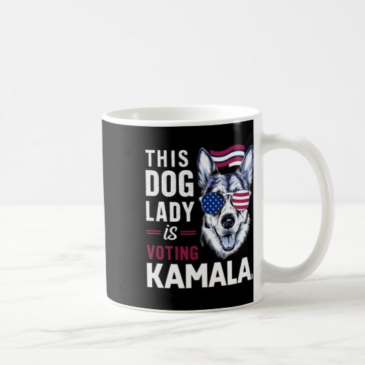 この犬婦人はカマラに投票している コーヒーマグカップ (右)