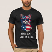 この猫が投票するトランプ大統領の愛国心 Tシャツ (正面)