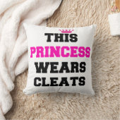 この王女はクリートの装飾用クッションを身に着けています クッション (ブランケット)