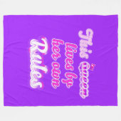 この王妃は決後を追して紫の規則を持たない フリースブランケット (正面(横))