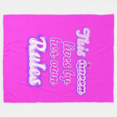 この王妃は決後を追して紫の規則を持たない フリースブランケット (正面(横))