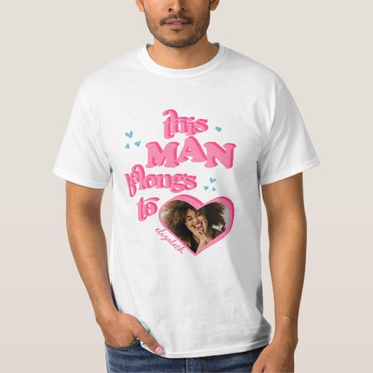 この男おもしろいはGFハート写真Tシャツに属している Tシャツ (正面)