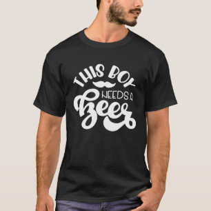 この男のおもしろい子はパーティーDを飲んでビールを飲む必要がある Tシャツ
